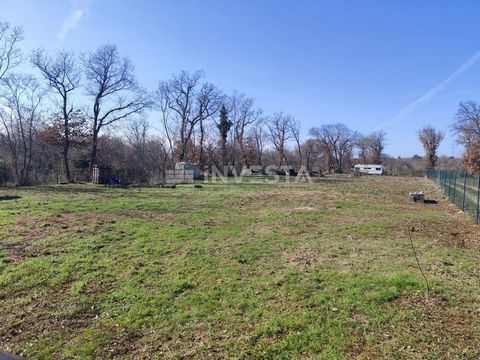 Location: Istarska županija, Ližnjan, Valtura. Sono in vendita due terreni agricoli a Valtura, di 756m2 e 837m2, situati in un ambiente tranquillo e accessibile. I terreni sono posizionati in fila, uno accanto all'altro, e possono essere venduti insi...