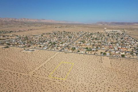 Scopri la tua oasi nel quartiere di Chocolate Drop! Benvenuti in un'opportunità senza pari nel cuore dello stimato quartiere Chocolate Drop di 29 Palms. Questo terreno libero offre più di un semplice appezzamento; Promette uno stile di vita ambito da...