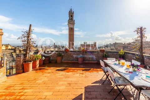 Takvåning i Siena på cirka 160 kvm, plus panoramaterrasser med utsikt över monumenten i den medeltida staden och den omgivande landsbygden, 360-graders utsikten och utsikten över Piazza del Campo gör den till en fastighet av sällsynt skönhet och hist...