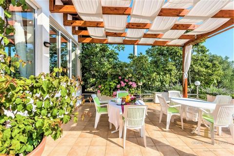 Charming apartment house with 14 accommodation units and a restaurant by the sea in Sukošan, 7 km from Zadar. Sukušan has a long coastline with numerous bays, beautiful beaches and clear sea. It has a rich gastronomic offer and many cultural and ente...