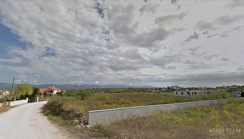 Building land of regular shape for sale, 500 m from the sea, Vrsi - Zadar, PROPERTY DESCRIPTION: For sale are 2 plots, size 742 m2 and size 508 m2, a total of 1250 m2. Dimensions approx. 37m * 21m, and the second plot approx. 37 m * 14 m, all togethe...