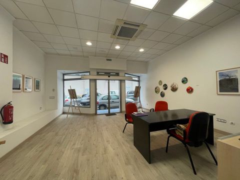 Located in the center of Calpe, this commercial space enjoys an excellent location, just a few minutes walk from Arenal-Bol beach and close to all essential services. Its dynamic and well-connected surroundings make it ideal for various types of busi...