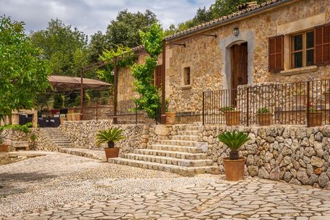 Esta encantadora villa ofrece un refugio perfecto para hasta 6 personas y ofrece tres habitaciones bellamente decoradas con cómodas camas dobles. Cada habitación está diseñada para la relajación, con una decoración acogedora y comodidades esenciales ...