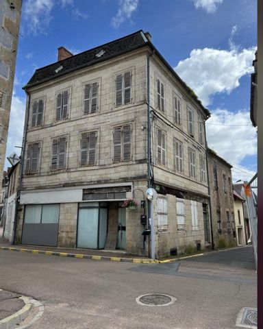 Oud hardstenen gebouw dat moet worden gerestaureerd Begane grond + 2 verdiepingen Geen verwarming IDEALE INVESTEERDER (mogelijkheid tot pand op de begane grond en 2 appartementen 1e en 2e)