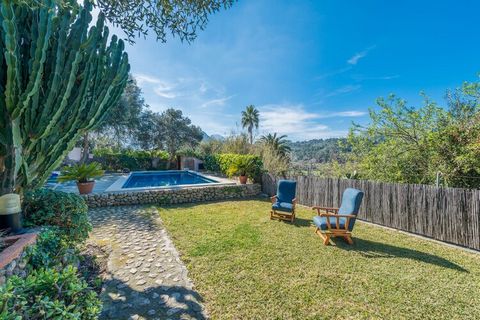 With an incomparable rustic style, the exterior area in this two-storey town house is very beautiful. The lovely views to the mountains keep the true protagonist's -the pool- company. This is a private chlorine pool that sizes 8 x 4 metres and that h...