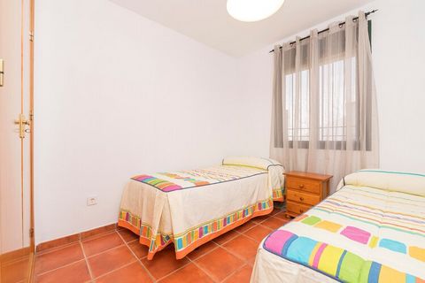 If you want to know the climate of southern Spain, this apartment is ideal for you. It has a communal salt pool measuring 24x9m and a depth range between 1.20m and 2.10m, which also has a children's pool. This pool is located in a garden, also commun...