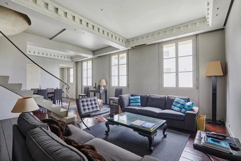 Located on the top floors of a luxury building, this elegant duplex apartment sold furnished overlooks the west of Paris. A double reception with generous volumes with a ceiling height of more than 4 meters, 4 beautiful windows to the sky and a custo...