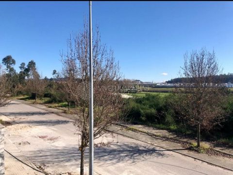 Urban land with 205 m2, with the possibility of building a 3-storey house, in Vila Nova de Famalicão. Excellent access, very close to the shopping area and with excellent sun exposure. ENVIRONMENT: Existence of infrastructure in adjacent streets (san...