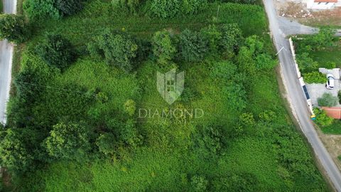 Location: Istarska županija, Pićan, Pićan. Pićan, spacious building plot in a beautiful location For sale is a spacious building plot with a total area of 3612 m², located in the quiet surroundings of Pićan. The land has a regular shape and a flat su...