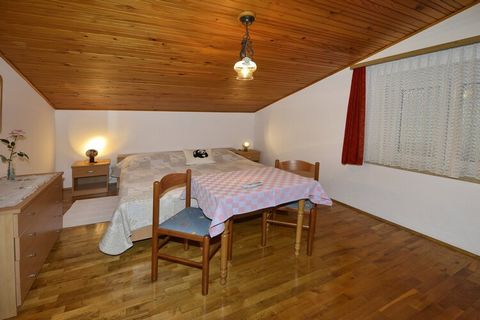 Deze gezellige huurkamer in Porec biedt een comfortabel verblijf voor 2 personen, met een ruime indeling van 20 m². De accommodatie ligt in een gezinsvriendelijke buitenwijk, op slechts een steenworp afstand van verschillende attracties, waaronder he...