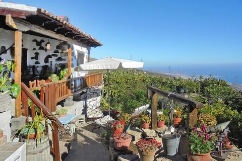 Deux Casas Rurales d'environ 100 ans qui ont été restaurées avec amour et décorées avec un mélange réussi de meubles traditionnels et d'éléments modernes. Les propriétés sont à 700 mètres au-dessus du niveau de la mer sur un beau terrain communal et ...