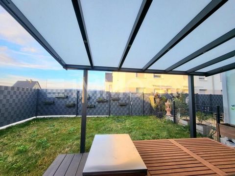 Deze buitengewone vrijstaande woning biedt een perfect doordachte kamerindeling en hoogwaardige inrichting op ca. 158 m² woonoppervlak, die niets te wensen overlaat. De woning strekt zich uit over 3 verdiepingen en heeft ook een beloopbare zolder die...