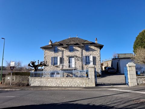 Charm and elegance: Mansion with swimming pool on enclosed land. 