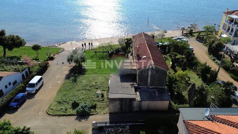 Te koop: een traditioneel Istrisch twee-onder-een-kap huis aan zee in een top locatie in de buurt van Novigrad. Het huis bevindt zich op een uitstekende locatie, op slechts 40 meter van de zee en het strand. Het huis strekt zich uit over drie verdiep...