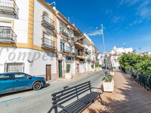 Long term rental apartment in the centre of Torrox, just before the main square with sea & town views. 3 large bedrooms, bathroom, large well equipped kitchen and a beautiful spacious lounge dining room. Located on the first floor, as you enter there...