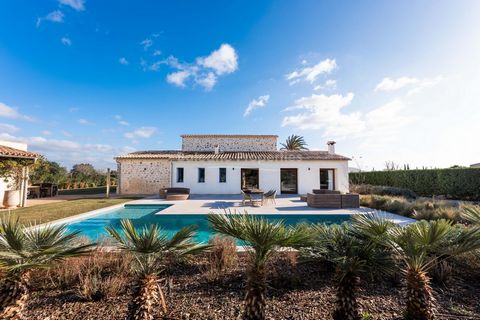 Elegant rustic villa with panoramic views in the Moscari countryside Idyllically located between the charming villages Campanet and Moscari, this stunning estate spans a generous 27,000 m² of land. The property stands out with a newly constructed hom...