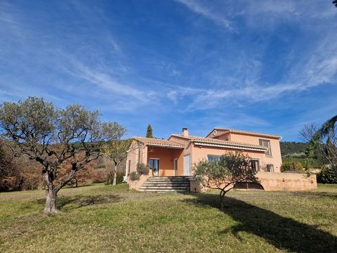 Ideaal gelegen, buiten de onderverdeling, profiteert deze aangename villa van een zeer mooie omgeving, u heeft op de begane grond een woonkamer / woonkamer die uitkomt op een prachtig terras op het zuiden, een ingerichte keuken, een slaapkamer met ee...