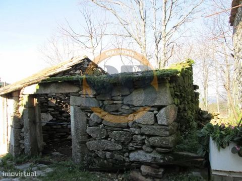 Conjunto de 3 moradias para venda compostas por rés do chão e 1º andar. Óptimas para restaurar e fazer uma aldeia de casas para turismo rural, visto estarem inseridas no percurso pedestre do turismo da cidade, com proximidade ao geoparque, ás Pedras ...