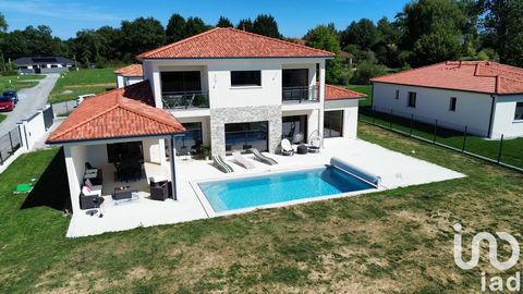 iad France - Roland Offer vous propose: A VENDRE // PANAZOL / Maison coup de cOEur sur 1138 m2 de terrain et offrant 237m² habitables. Vous rêvez de beaux volumes dans une maison bien conçue avec des matériaux de qualités, dans une commune prisée pro...