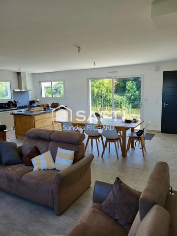 Maison dans le bourg de Divatte-sur- loire avec un atelier.