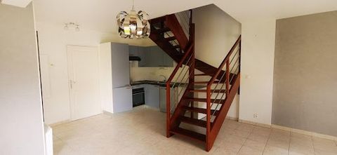 BAISSSE DE PRIX pour ce pavillon moderne de 2006 exposé sud-ouest sera vous séduire grâce à ses nombreux atouts : Il se compose : - Au rdc d ' une cuisine aménagée et équipée ouverte sur la pièce de vie trés agréable avec ses nombreuses ouvertures do...