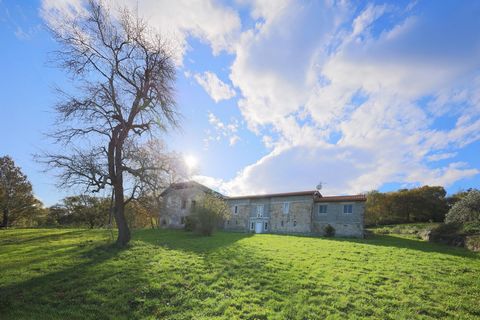 Batisse de 1750 en partie rénovée. Terrain de 1,9 hectares