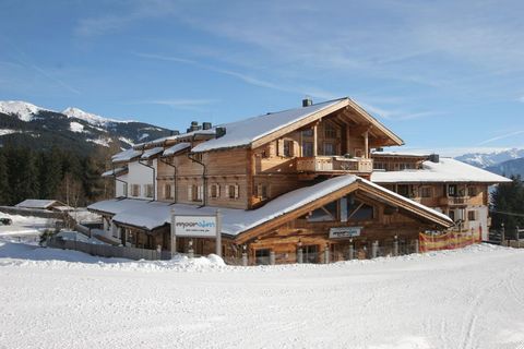 Dit appartement heeft 2 slaapkamers en is geschikt voor 6 personen. Ideaal voor gezinnen met kinderen. Het is gelegen op de grens van Salzburgerland en Tirol, op een sneeuwzekere hoogte van 1200 m. Je bevindt je op een unieke locatie, direct aan de p...