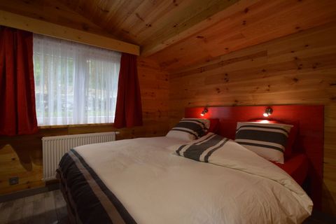Stay in this beautiful holiday home featuring a lovely location near Durbuy and the Ourthe Valley. Great for nature lovers. The property is perfect for discovering Durbuy and the Ourthe Valley. The chalet is at the end of a very quiet street surround...