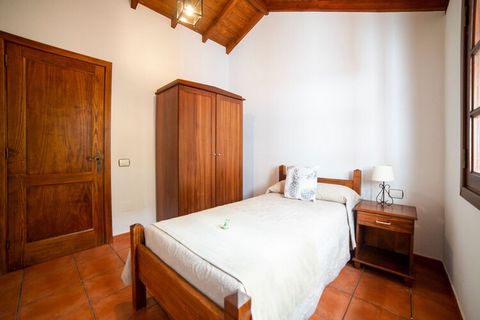 En el corazón de Canarias, es esta hermosa casa de vacaciones en Icod de los Vinos con 2 habitaciones con encanto para 3 personas. Con una terraza y la playa cercana, la casa amigable para los niños es ideal para una familia con un niño. Además de la...