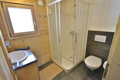 Dieses Luxus-Chalet, das im Dezember 2011 abgeschlossen, liegt idyllisch am Fluss. Das Chalet ist mit allem Komfort wie zu Hause natürlich und noch mehr ausgestattet. Das Haus bietet WLAN, einen Kamin und eine finnische Sauna mit der Möglichkeit der ...