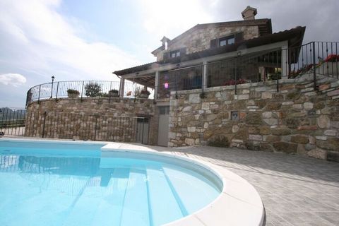 Hier in het Italiaanse Cagli vind je deze ruime villa met een appartement voor een stel of een klein gezin. Het heeft een zwembad waar je heerlijk in kunt ontspannen. Je kunt dineren in een Italiaans restaurant op 2,5 km van het verblijf en de dageli...