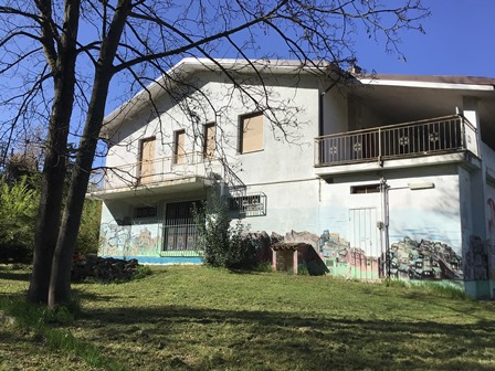 Located in a hilly and panoramic position, surrounded by the Monferrato vineyards, in Castel Boglione (Province of Asti), this property is strategically positioned to reach the main connections. On clear days it is possible to see the whole chain of ...