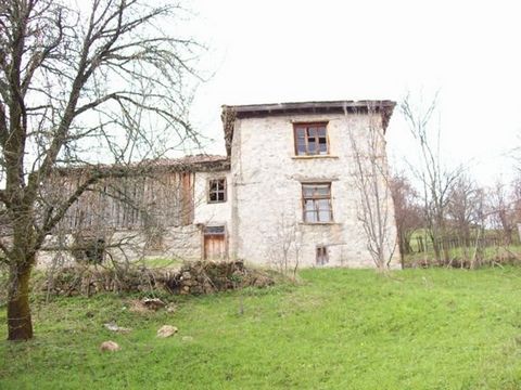 TEL: ... ; 0301 69999/ OFERUJEMY NA SPRZEDAŻ DWUPIĘTROWY KAMIENNY DOM W GELA, POWIERZCHNIA ZABUDOWANA 220 SQ.M +1100SQ.M YARD+BUDYNEK GOSPODARCZY. 2ET-TRZY POKOJE. BUDYNEK GOSPODARCZY MOŻNA PRZEKSZTAŁCIĆ W KUCHNIĘ DOMOWĄ, A 2 TH. JAKO PRZESTRONNY SAL...