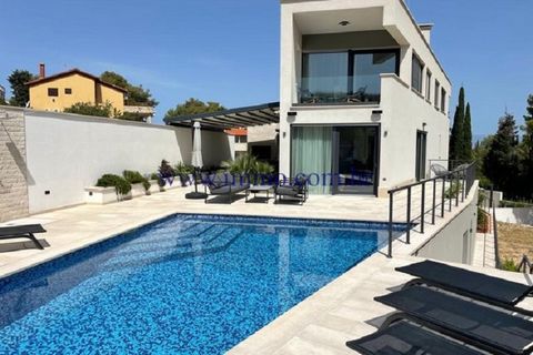 For sale is a unique villa of newer construction located in a quiet location next to a pine forest and only 120 meters from the crystal clear sea and beautiful pebble beach. The villa consists of three floors connected by an internal staircase with g...