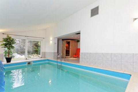 Cette luxueuse maison de vacances mitoyenne d'environ 160 m est située au calme de la station climatique de Elend, non loin de Braunlage, lieu de villégiature bien connu. La maison de vacances dispose entre autres d'une piscine intérieure (3x6 mètres...