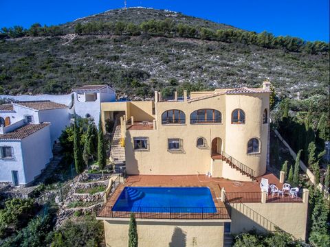 Deze verrassende grote villa met 4 slaapkamers ligt in Cumbre del Sol. ~ ~ Bij het betreden van de villa vanaf het straatniveau komt u in een grote leefruimte met een prachtig uitzicht. ~ ~ Naast de woonkamer met open haard en eethoek is de ruime keu...