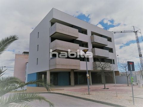 Questa splendida struttura dispone di 3 camere da letto, con bagno privato al principale, bagno di famiglia, lusso, elegante, cucina a pianta aperta completamente attrezzata e soggiorno / sala da pranzo che si aprono su terrazza e balcone di dimensio...