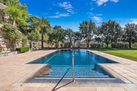 Stunning traditional villa in a prime location within the Marbella Club Golf Resort. This south to west-facing villa offers stunning sea, mountain, and golf course views. Situated in a quiet and private setting, it is conveniently close to the golf c...