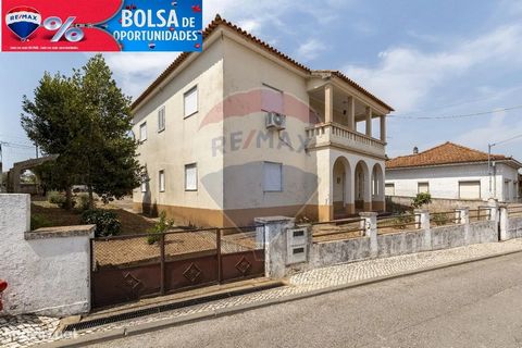 House T6 in the village of Praia do Ribatejo with views over the countryside, village and Tagus River. With access by two streets is composed of ground floor, first floor (with independent entrances) and attic, where on the ground floor has three bed...