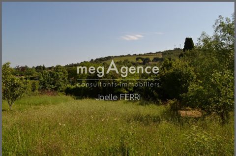 5 minutes from Limoux, near the school and the village center, wooded and fenced land with a breathtaking view of the countryside. A reasonable slope and roadside servicing are the assets of this land. Quiet area, not overlooked and in a non-flooding...