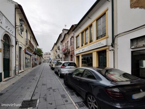 Building to rehabilitate for commerce and housing located in the emblematic Rua do Comércio in the historic center of Lousã, benefits from all the support of CM Lousã regarding its remodeling for being inserted in ARU zone. A few meters from the Metr...