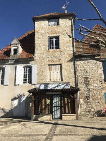 In the heart of a shopping village, stone building to renovate composed of two apartments: 1 T1 of 37m2 and 1 T3 of 85m2 plus a commercial premises. Possibility of combining the two apartments for a single dwelling or very good rental investment. Ide...