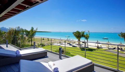 Accessible only to mauritian citizen. Reference : DIP738PPESY Location : Pointe d'Esny - Mauritius Type : Resale Penthouse panoramic seaview : 4 bedrooms, 4 bathrooms, fully equipped kitchen, living/dining room open on a huge panoramic seaview terrac...
