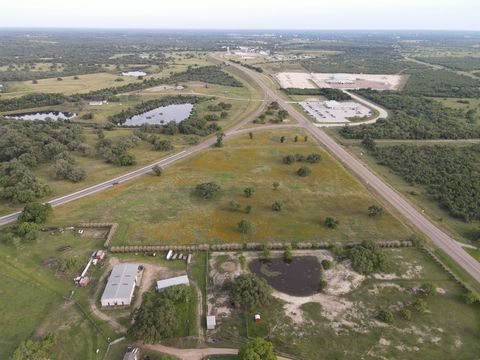 A great commercial property just north of Cuero. Highway frontages on two sides with a high traffic count on each. May have possible city utilities since it is located just on outside edge of city limit. Offers great access to both US-183N and US-77A...