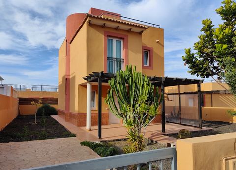 In front of the Natural Park of Las Dunas de Corralejo: wonderful view! The villa has two floors. Three bedrooms with balcony, two bathrooms, separate kitchen with dining area, large living room with second dining area. Garden around the villa. Panor...