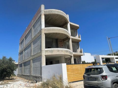 Ierapetra, Oost Kreta: Onvoltooid gebouw op drie niveaus in Ierapetra, Oost-Kreta. De woning heeft een totale oppervlakte van 300m2 en is gelegen op een perceel van 300m2. Elke verdieping is 100m2 en heeft een balkon met uitzicht op de stad en de zee...