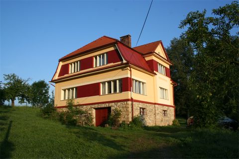 Dieses Haus mit besonderer Ausstrahlung liegt am Fuße vom Riesengebirge, am Rande des ruhigen Dorfes Horní Branná. Das Haus ist schön gelegen an einem Hang mit an der Vorderseite einem schönen Blick über die Berge vom Riesengebirge und an der Hinters...