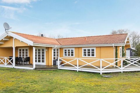 Holiday home a short distance to the child-friendly sandy beach at Stillinge Strand in a peaceful holiday home area. In the house there are three bedrooms and a 4th room in the annex with access from the terrace. The stove is a pellet stove. Televisi...