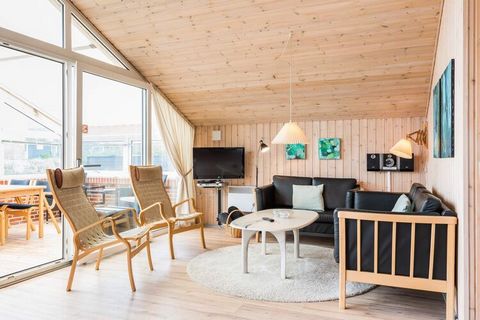 À quelques pas du café et de la vie commerçante de Henne Strand et à une courte distance de la plage de Henne se trouve ce chalet vraiment confortable. Le chalet est isolé de sa vie animée et donc de la rue principale qui traverse la ville et s'arrêt...