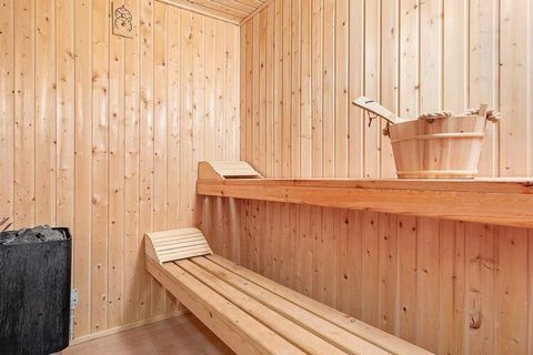 Ferienhaus mit Sauna im Bad und Nähe zum Ferienort Øster Hurup, wo es Aktivitätsmöglichkeiten für Groß und Klein zu entdecken gibt. Das Ferienhaus hat ein großes, helles Wohnzimmer mit Dachschräge und offener Verbindung zur Küche. Das Haus wird klima...